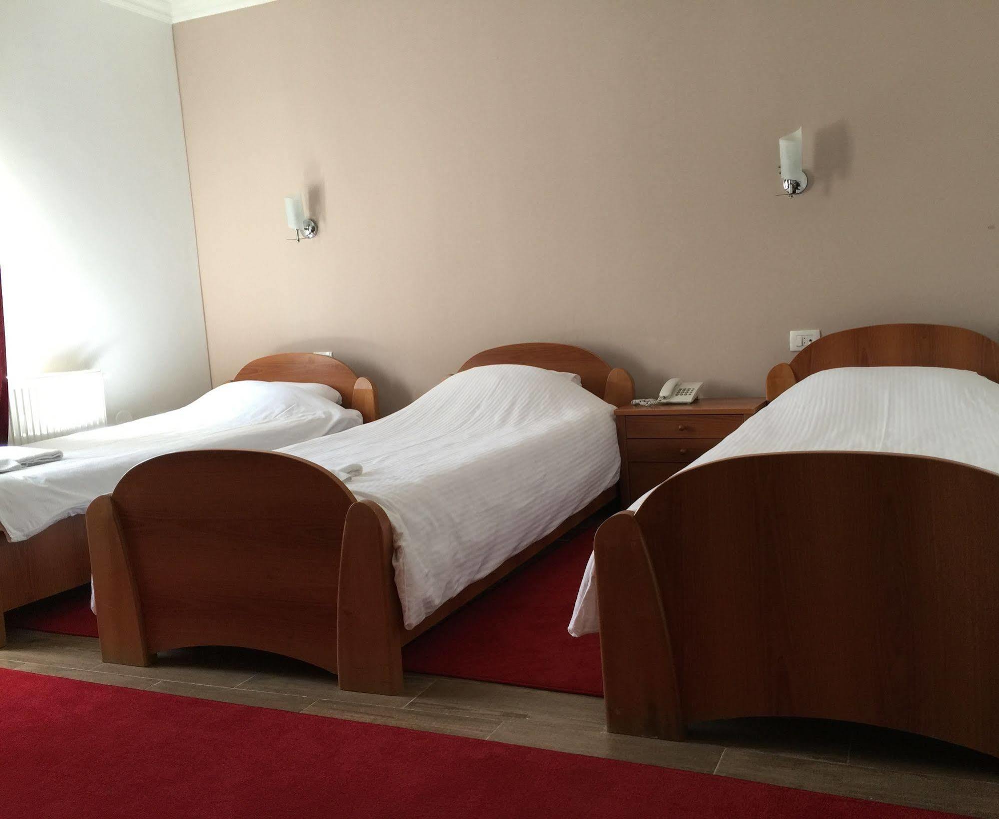Hotel Adria พริสตีนา ภายนอก รูปภาพ