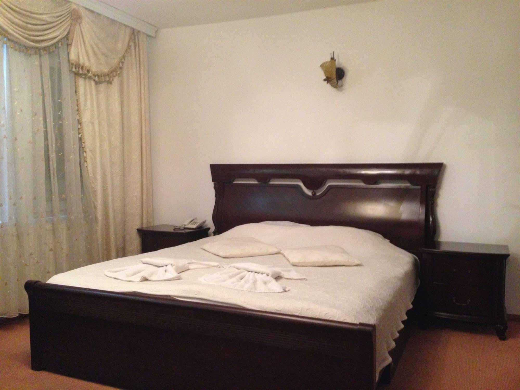 Hotel Adria พริสตีนา ภายนอก รูปภาพ