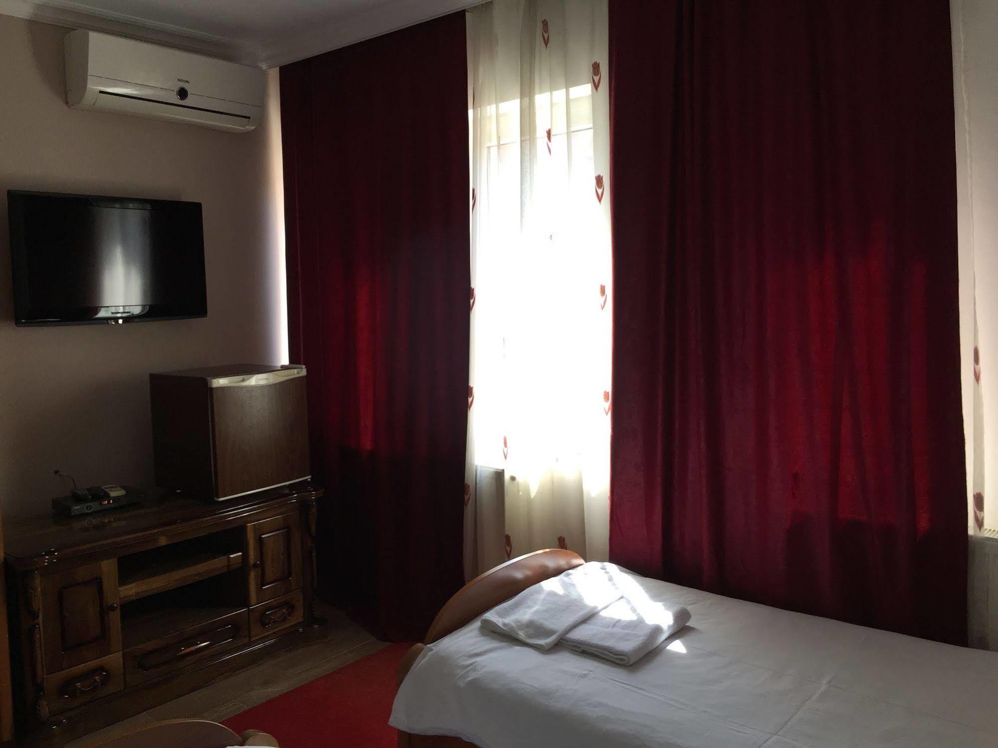 Hotel Adria พริสตีนา ภายนอก รูปภาพ